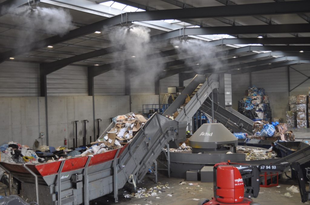 Resirkulering, gjenvinningsstasjon, miljøstasjon, søppel, plast, støv, svevestøv, fabrikk, lukt, odour